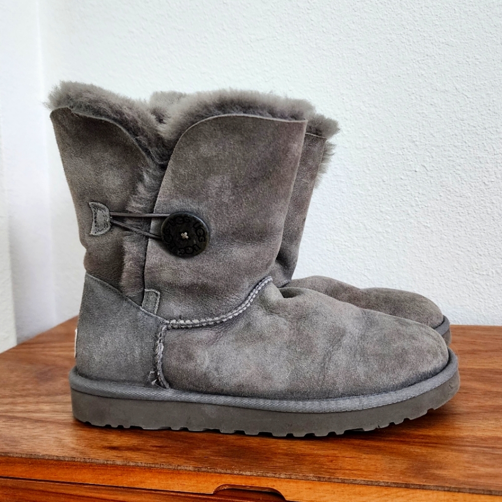 Ugg Bailey Buttons Size 7